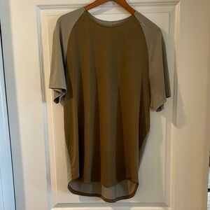 Men's Large Lululemon Raglan Sleeve Shirt